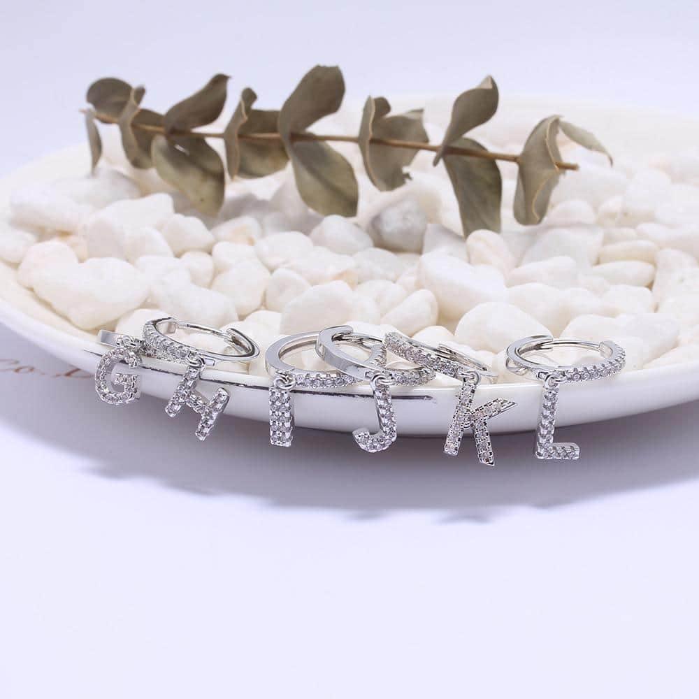 Brinco Argola Zirconia Letras - Sua Boutique
