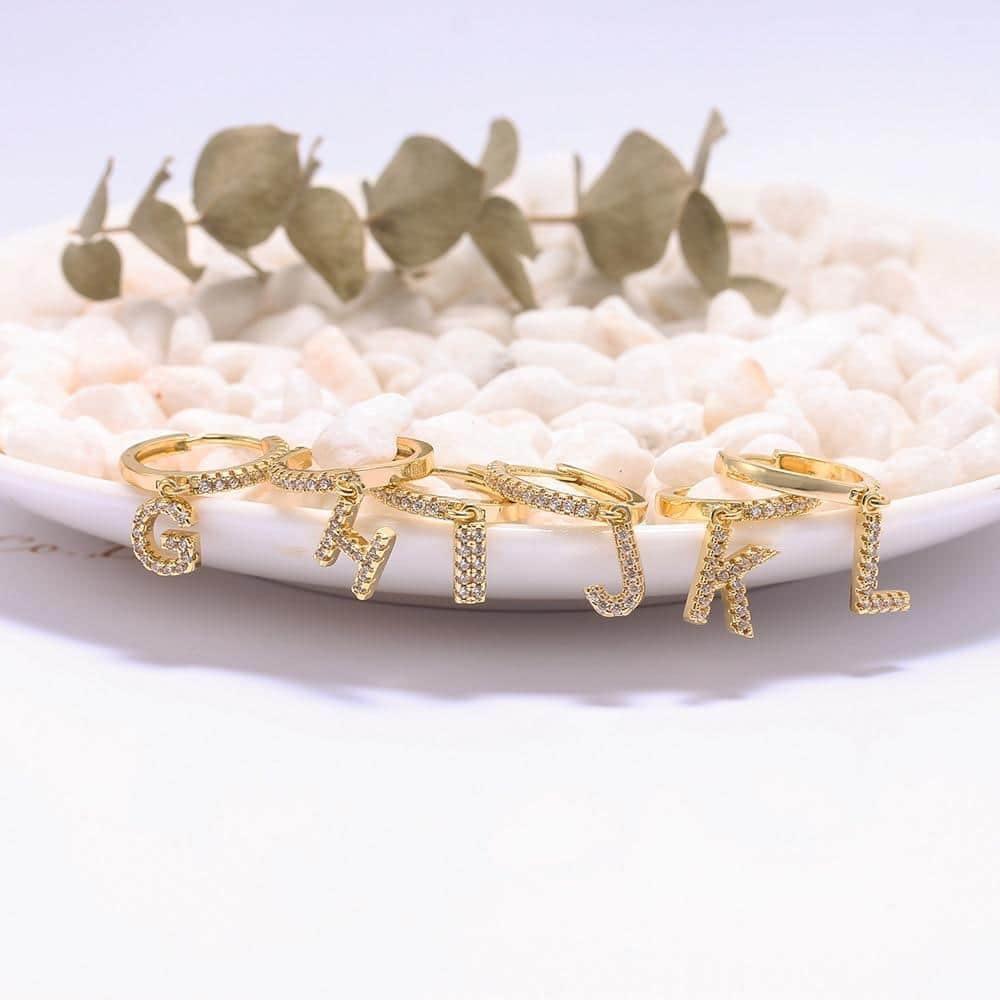 Brinco Argola Zirconia Letras - Sua Boutique