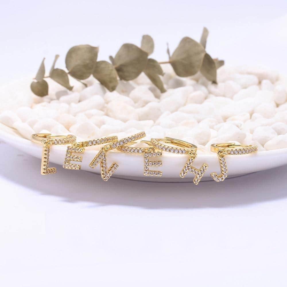 Brinco Argola Zirconia Letras - Sua Boutique