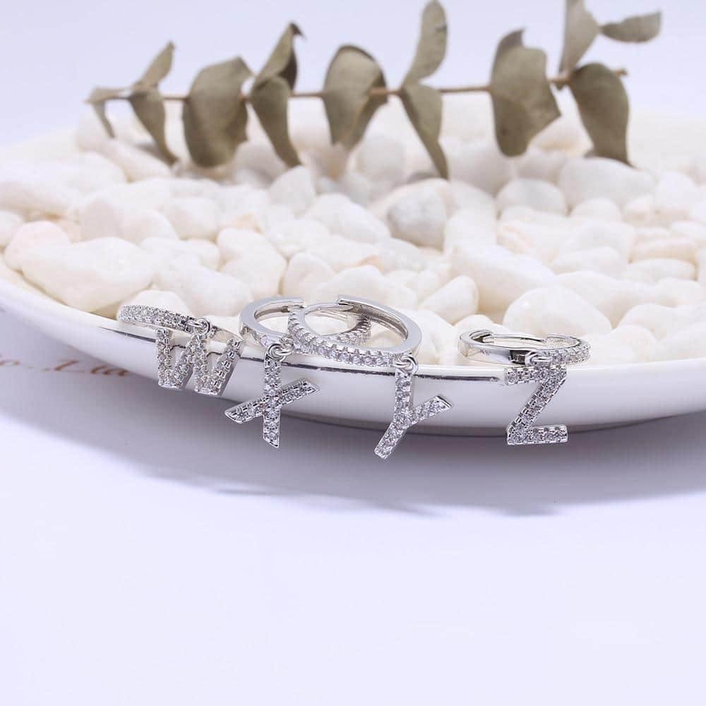 Brinco Argola Zirconia Letras - Sua Boutique