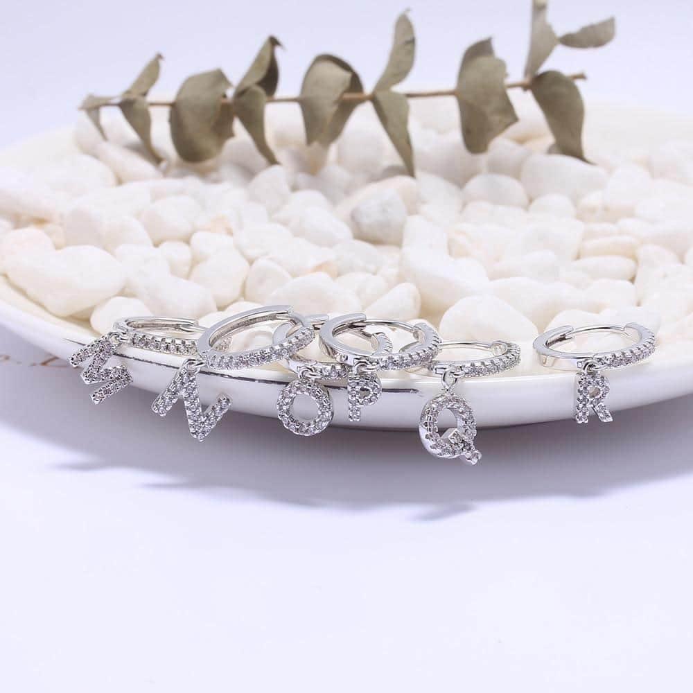 Brinco Argola Zirconia Letras - Sua Boutique