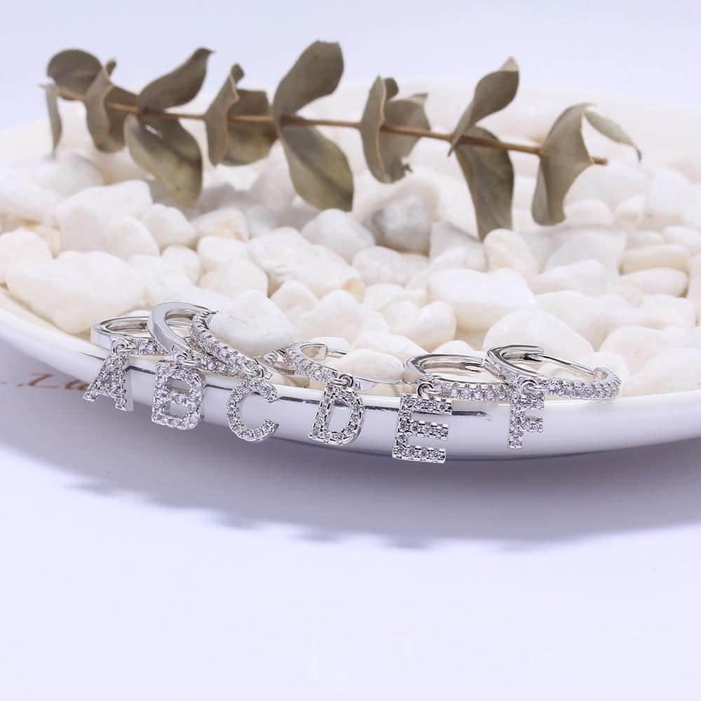 Brinco Argola Zirconia Letras - Sua Boutique