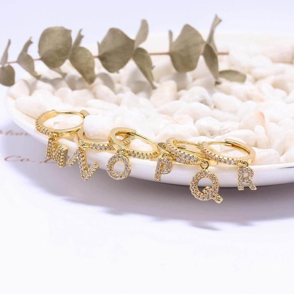 Brinco Argola Zirconia Letras - Sua Boutique
