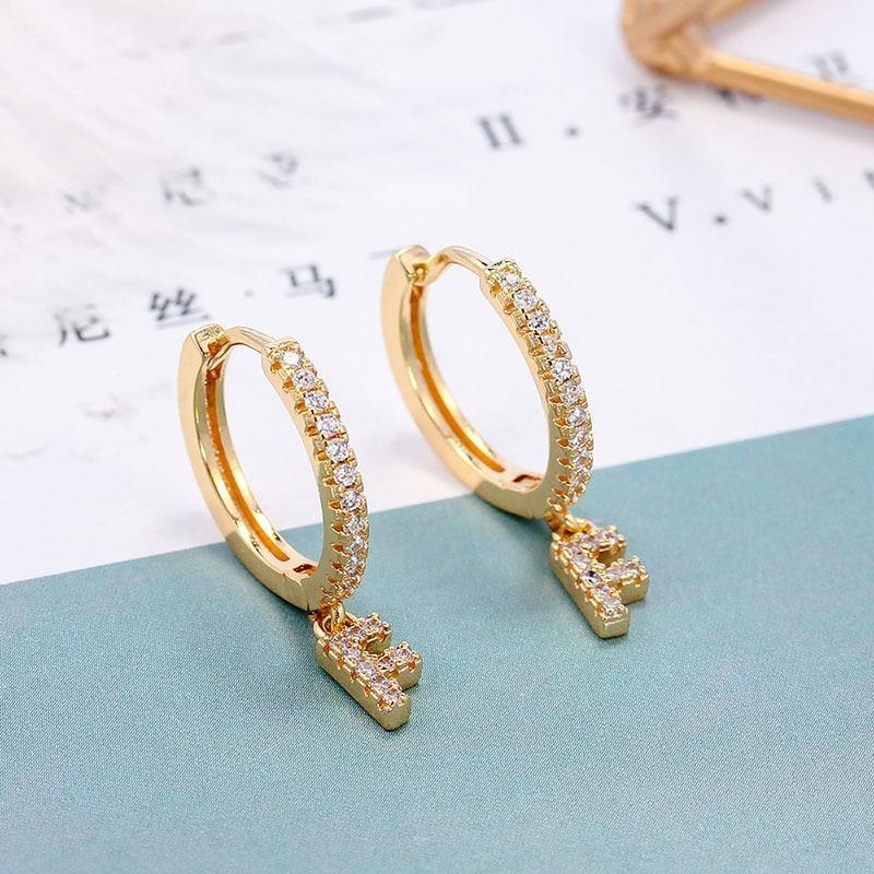 Brinco Argola Zirconia Letras - Sua Boutique
