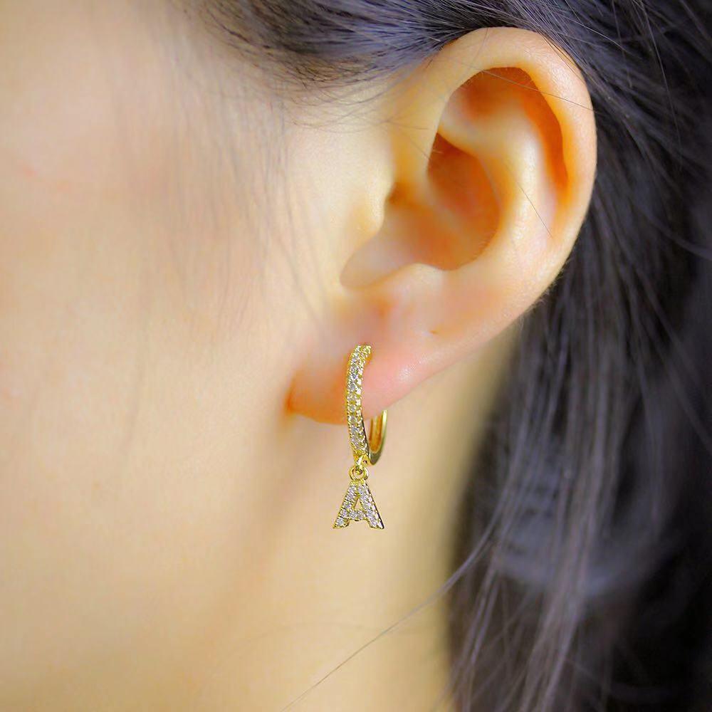 Brinco Argola Zirconia Letras - Sua Boutique