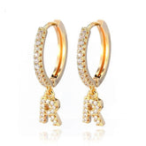 Brinco Argola Zirconia Letras - Sua Boutique