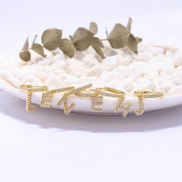 Brinco Argola Zirconia Letras - Sua Boutique