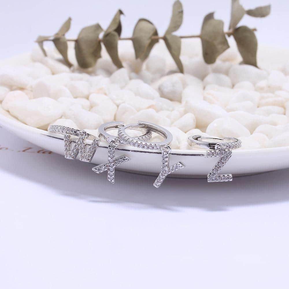 Brinco Argola Zirconia Letras - Sua Boutique