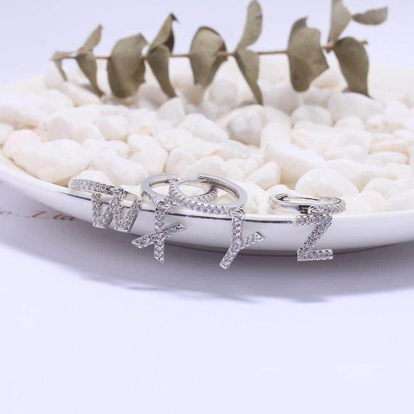 Brinco Argola Zirconia Letras - Sua Boutique