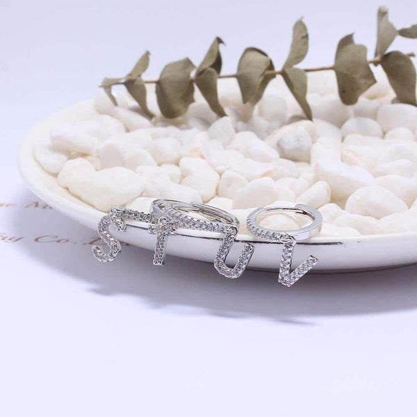 Brinco Argola Zirconia Letras - Sua Boutique