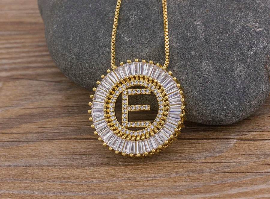 Colar Arco Letras Zircônia - Sua Boutique