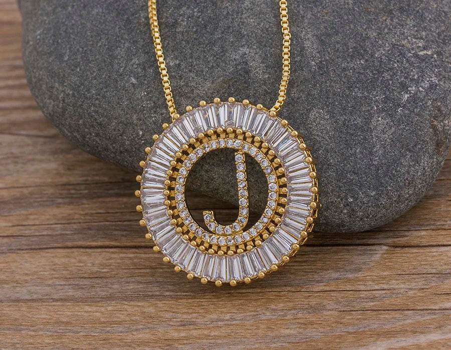 Colar Arco Letras Zircônia - Sua Boutique