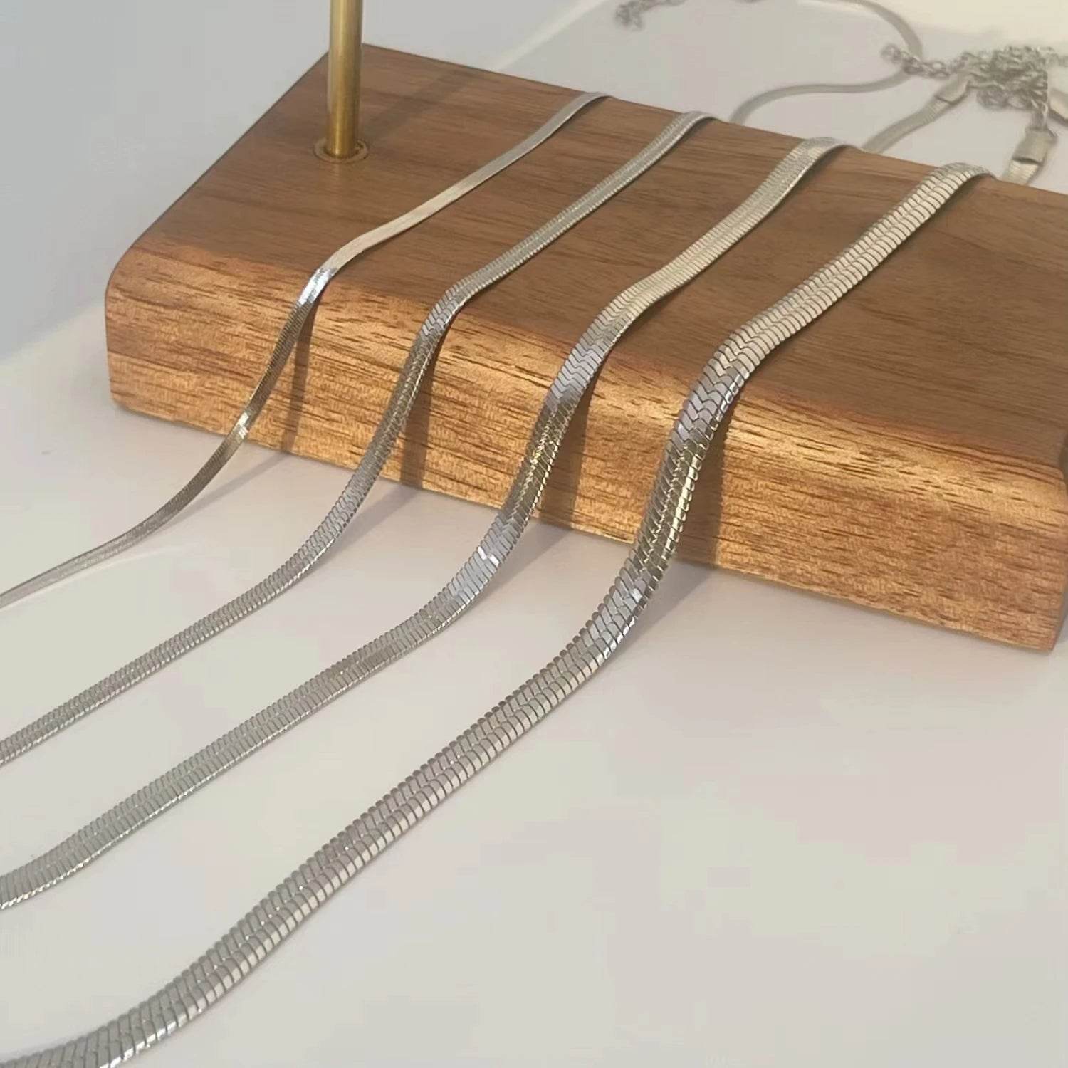 Colar Snake minimalista Banhado em Ouro 18K - Sua Boutique