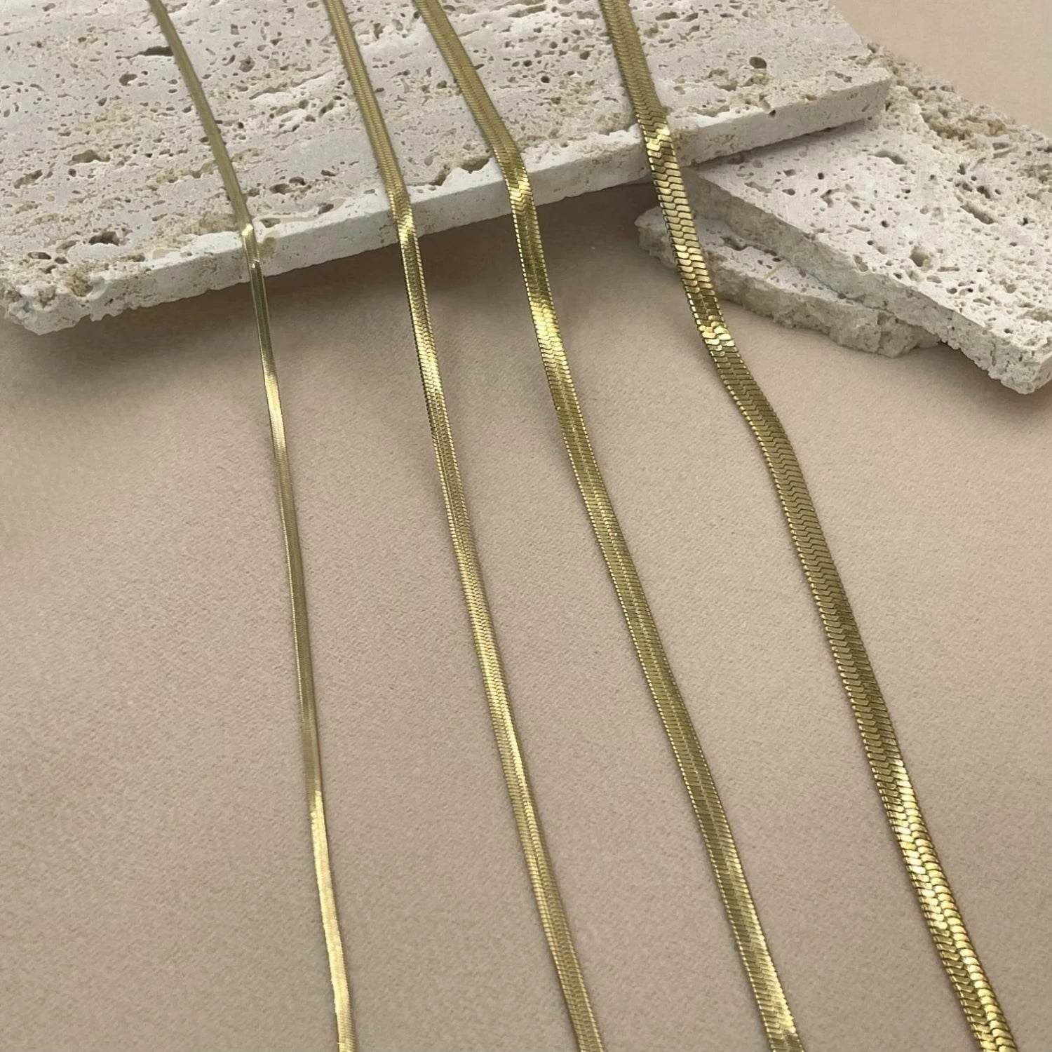 Colar Snake minimalista Banhado em Ouro 18K - Sua Boutique