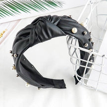 Tiara Couro Pérolas use o cupom PRIMEIRACOMPRA e garanta 12%OFF