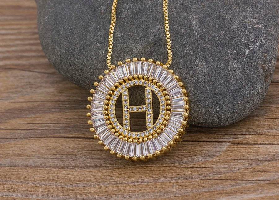 Colar Arco Letras Zircônia - Sua Boutique