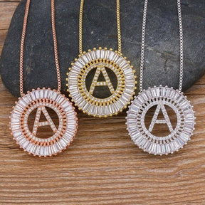Colar Arco Letras Zircônia use o cupom PRIMEIRACOMPRA e garanta 12%OFF